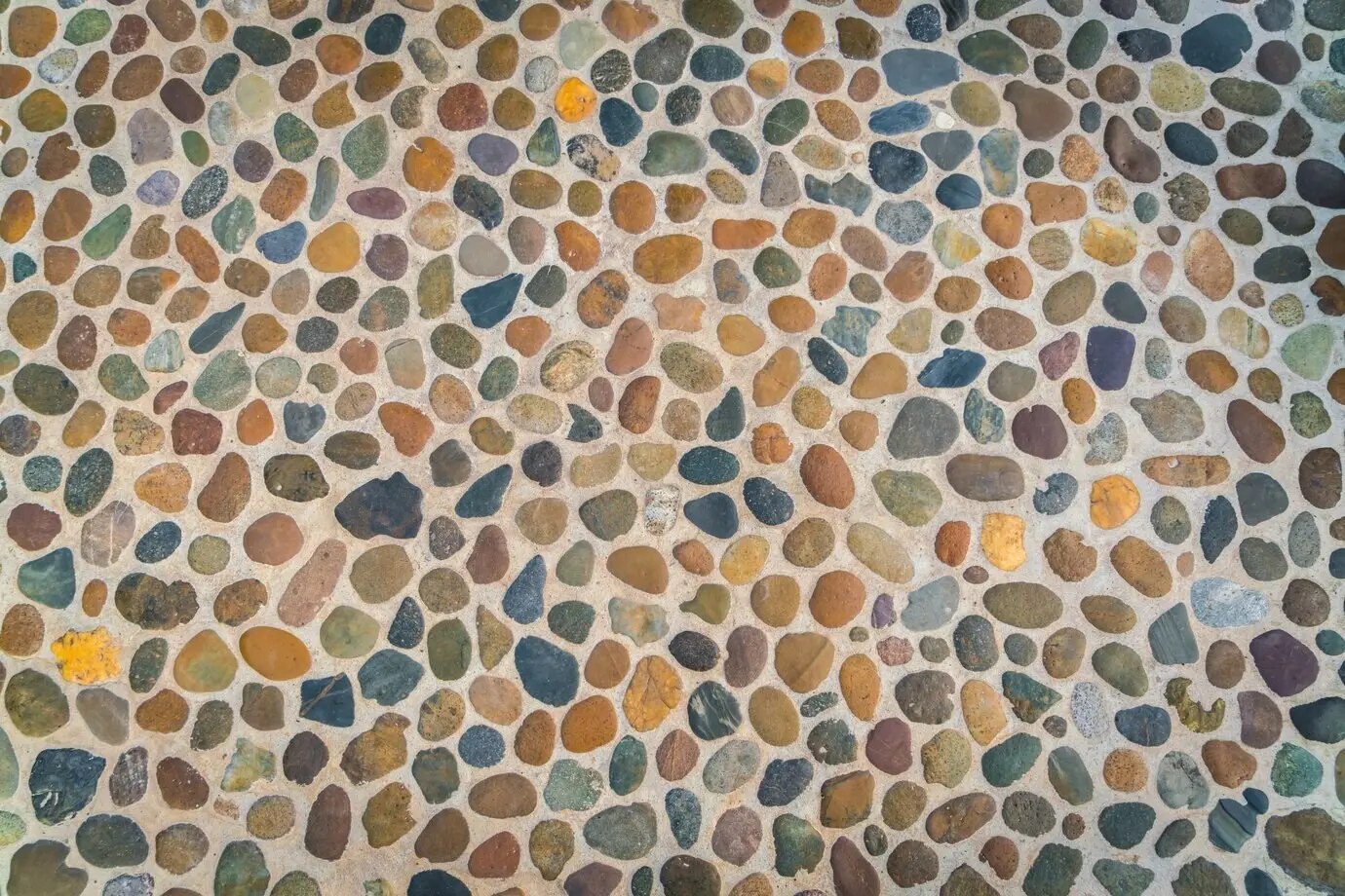 Gewöhnliche Bebauung, die eine antike Backsteinmauer umgibt.