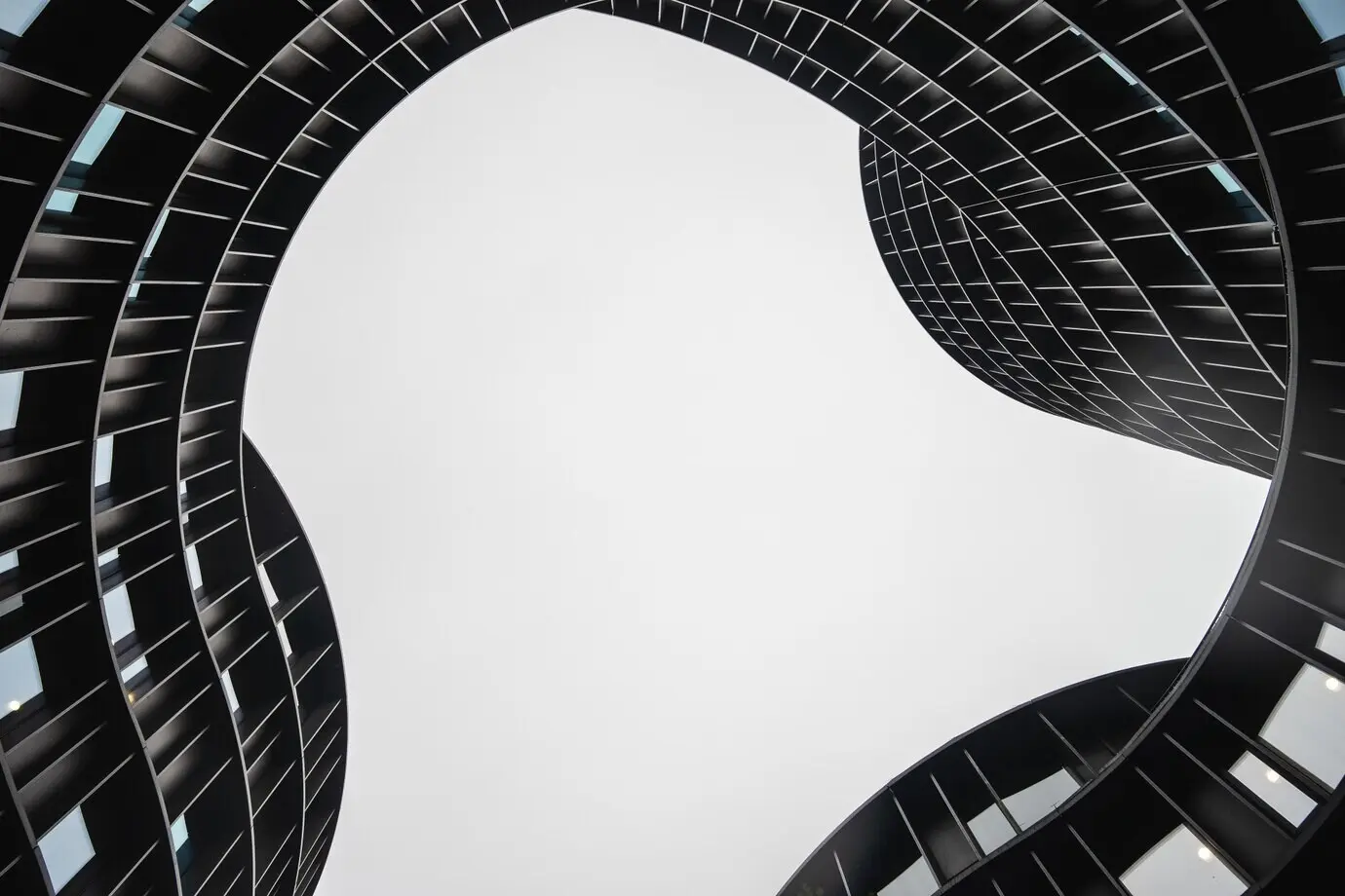 Aufnahme des Innenraums des The Road Tower aus der Froschperspektive, in Kopenhagen, Dänemark aufgenommen.