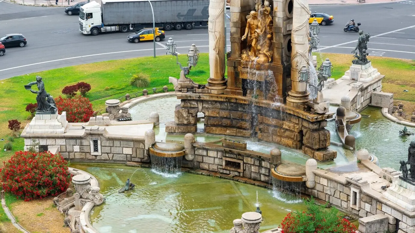 Plaza de Espana, das Denkmal mit Brunnen und Skulpturen in Barcelona, Spanien. Verkehr