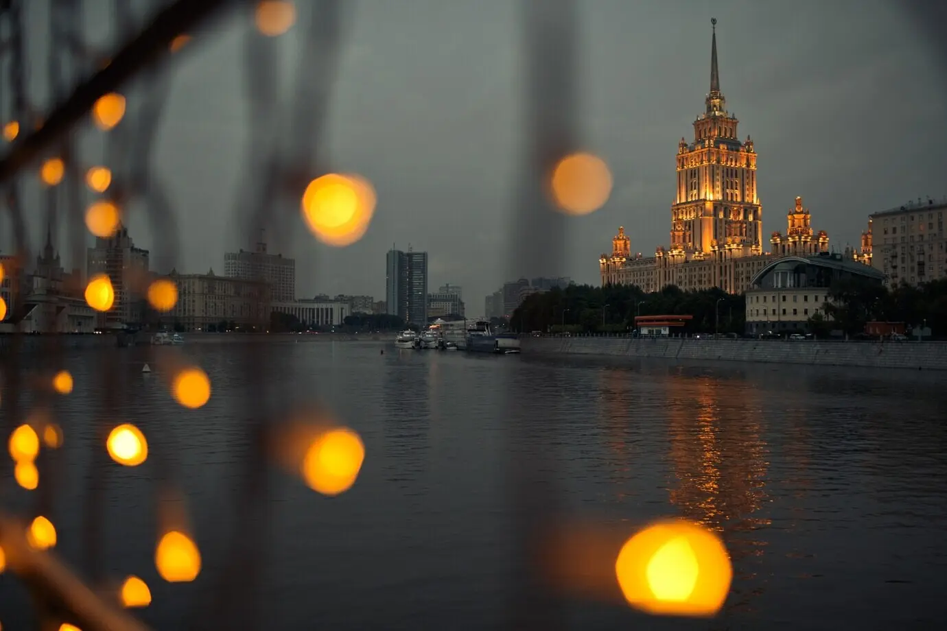 Blicke durch die Lampen auf das glänzende Moscow-city.