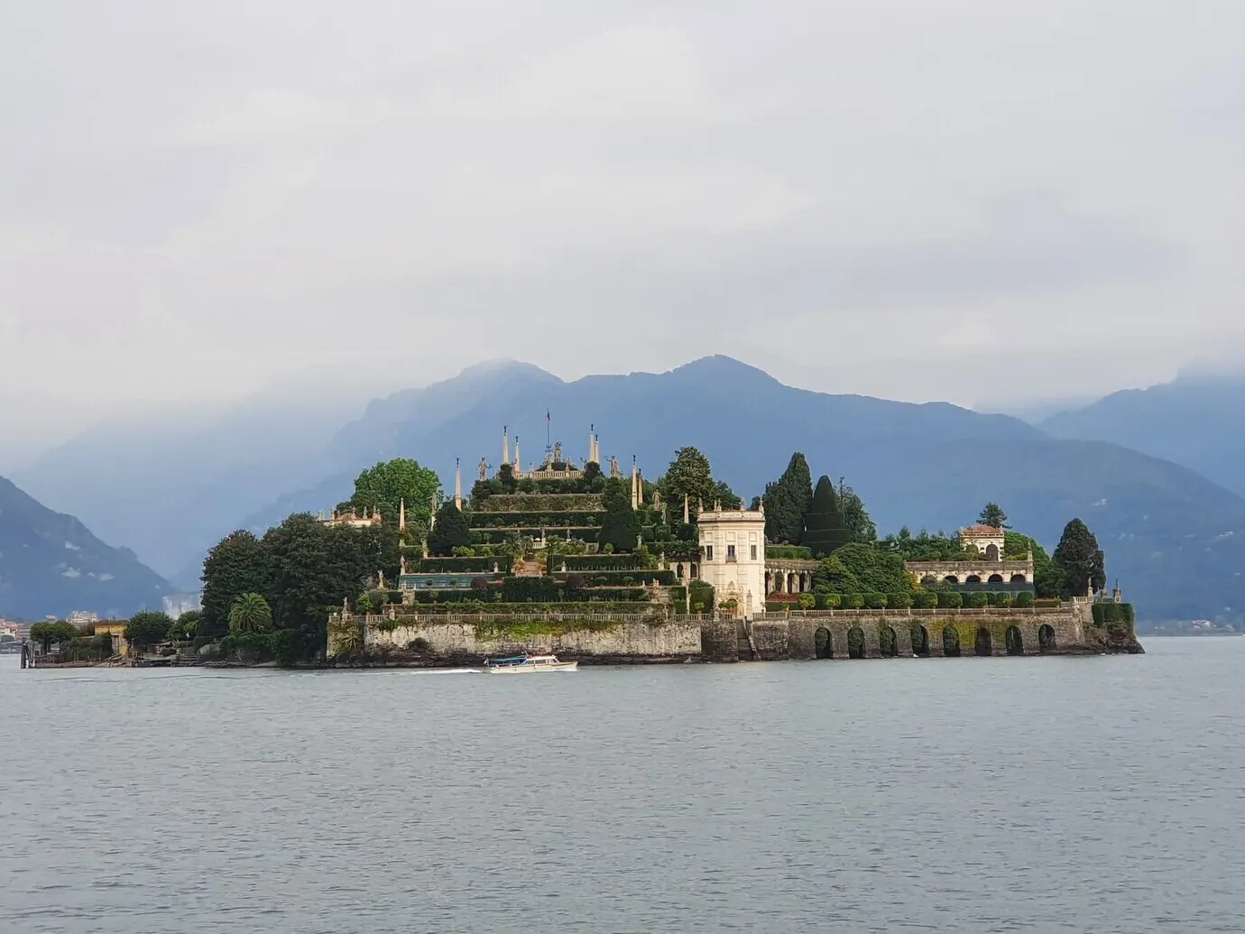 Aufnahme aus der Untersicht der Insel Isola Bella in Italien.