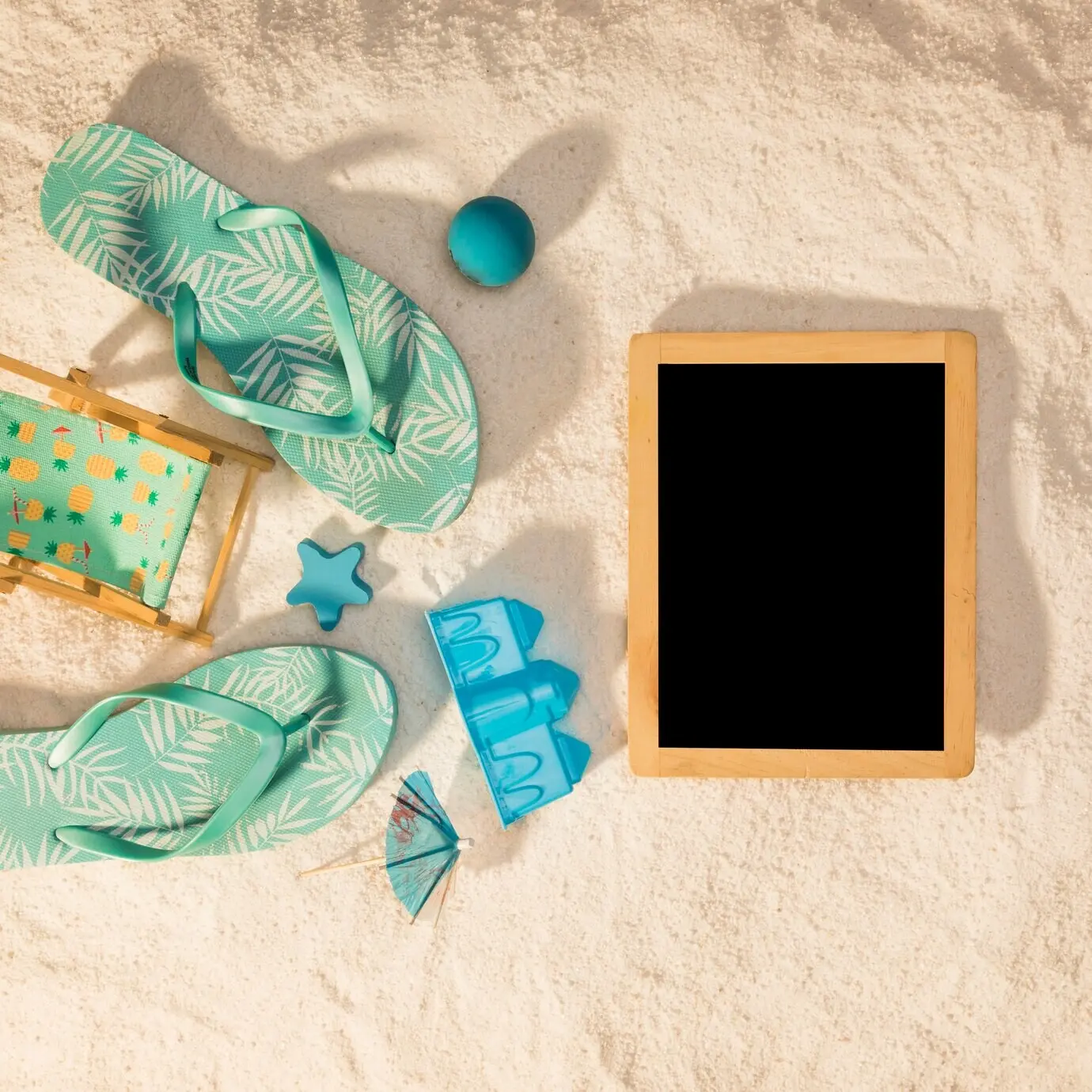 Hochformatiger Fotorahmen mit blauen Strandaccessoires